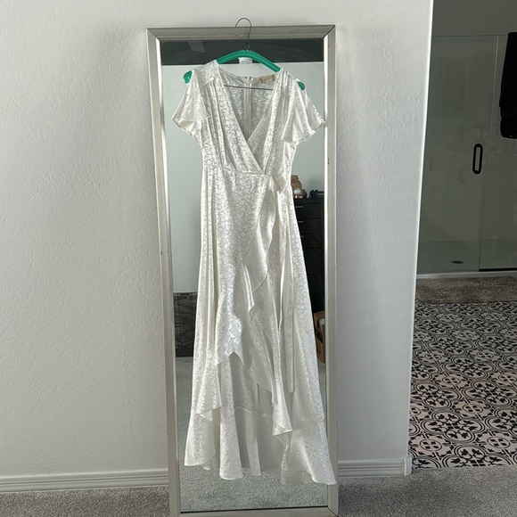 Altar’s State Dress - Picture 2 of 5